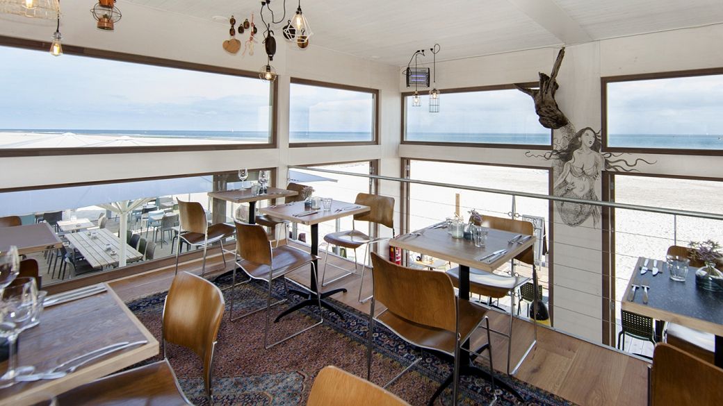 Een strandtent interieur,…