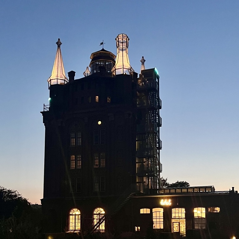 Villa Augustus; Een middelvinger en tegelijk een liefdesbrief