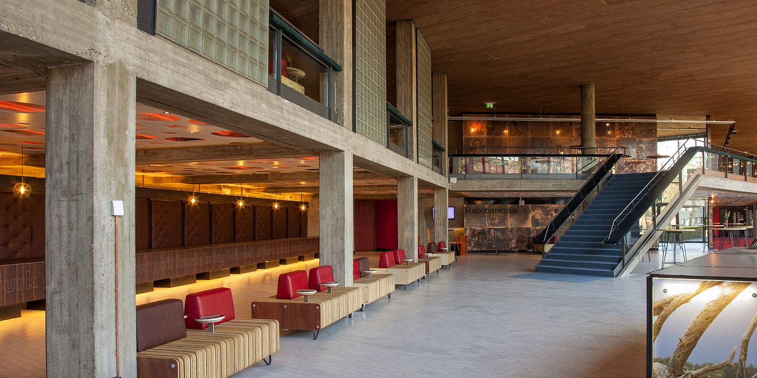 Maatschappelijk interieur van foyer en restaurant Theater Orpheus Apeldoorn