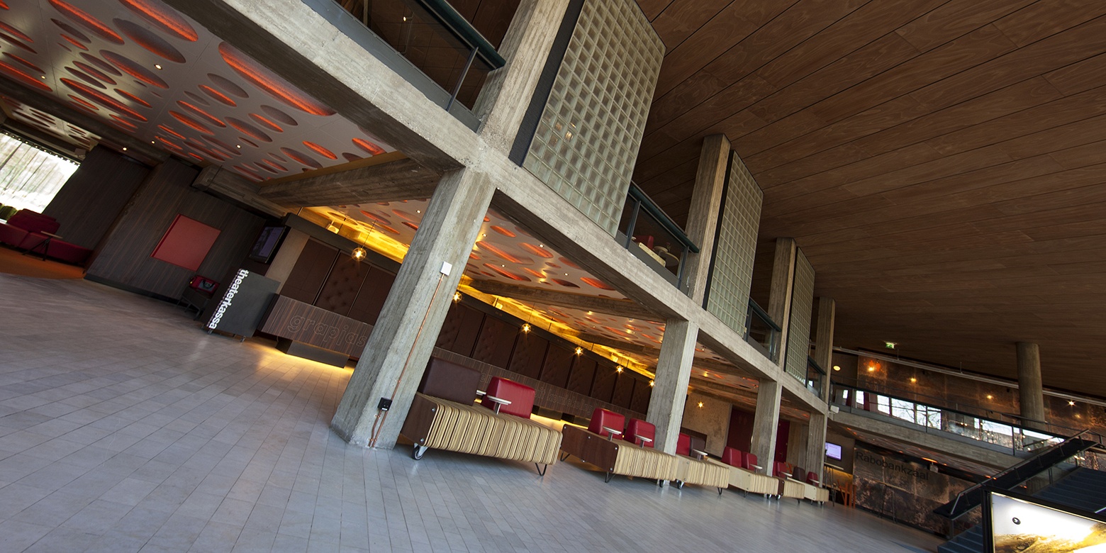 Maatschappelijk interieur van foyer en restaurant Theater Orpheus Apeldoorn