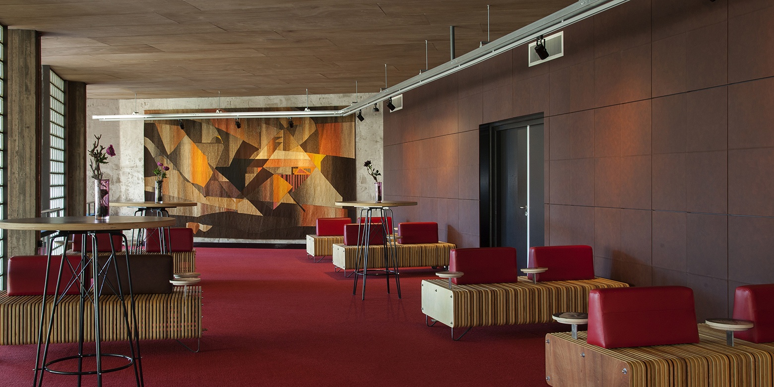 Maatschappelijk interieur van foyer en restaurant Theater Orpheus Apeldoorn