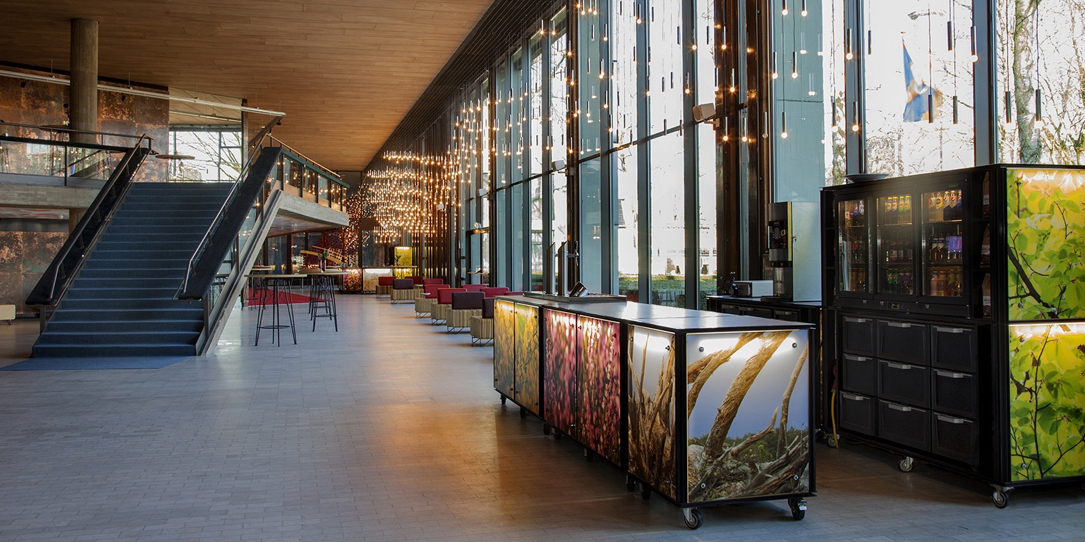 Maatschappelijk interieur van foyer en restaurant Theater Orpheus Apeldoorn
