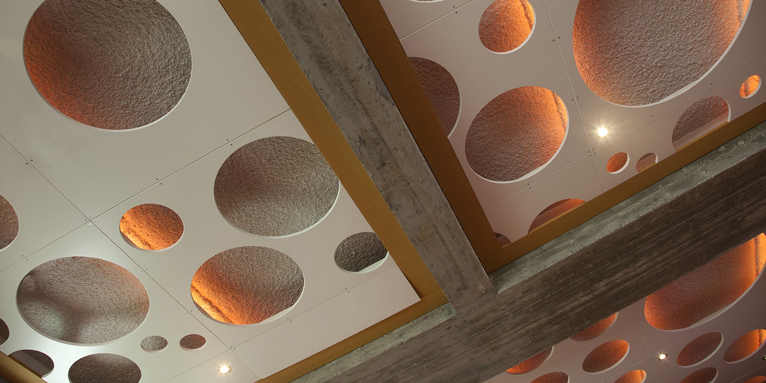 Maatschappelijk interieur van foyer en restaurant Theater Orpheus Apeldoorn