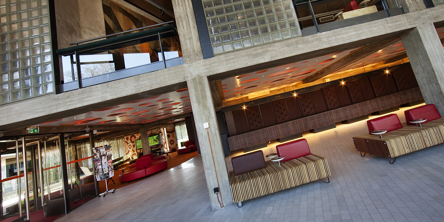 Maatschappelijk interieur van foyer en restaurant Theater Orpheus Apeldoorn