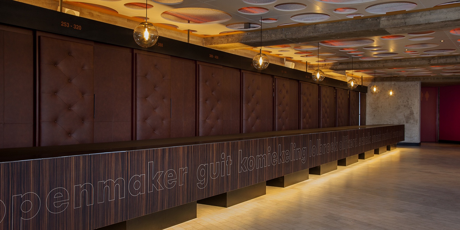 Maatschappelijk interieur van foyer en restaurant Theater Orpheus Apeldoorn