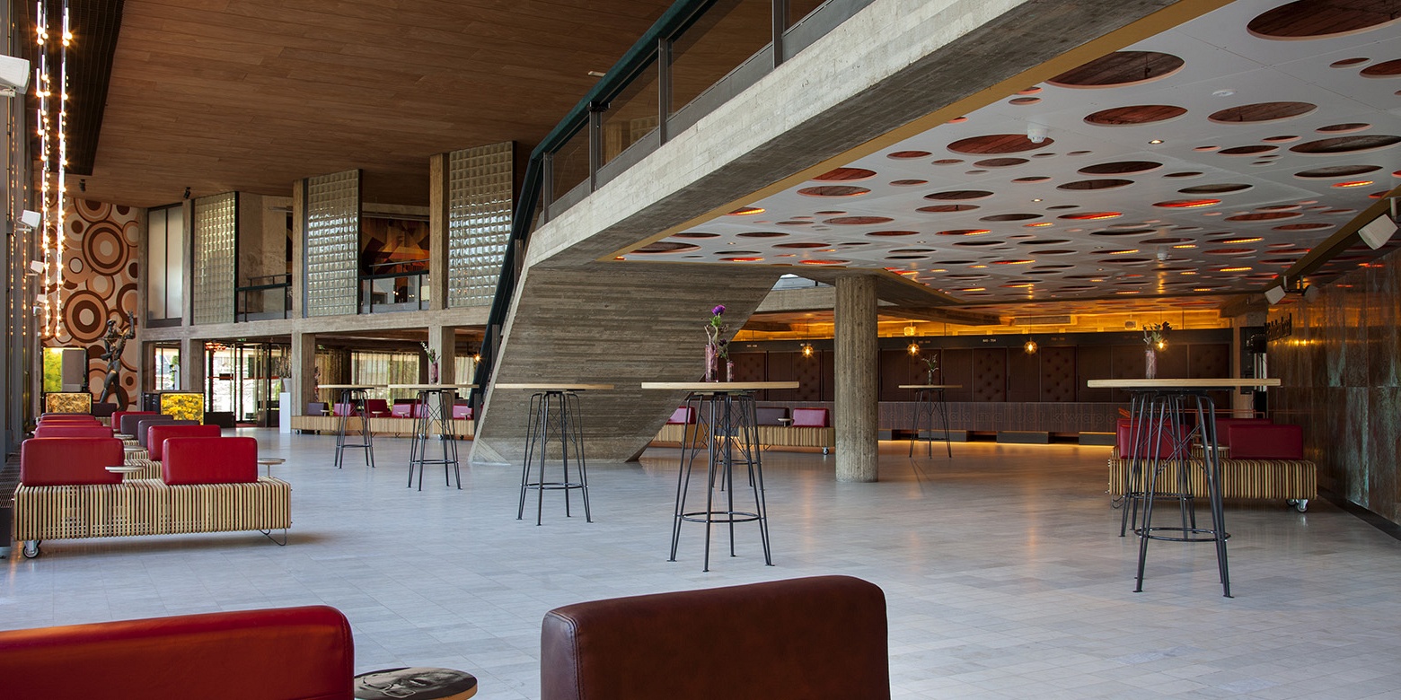 Maatschappelijk interieur van foyer en restaurant Theater Orpheus Apeldoorn