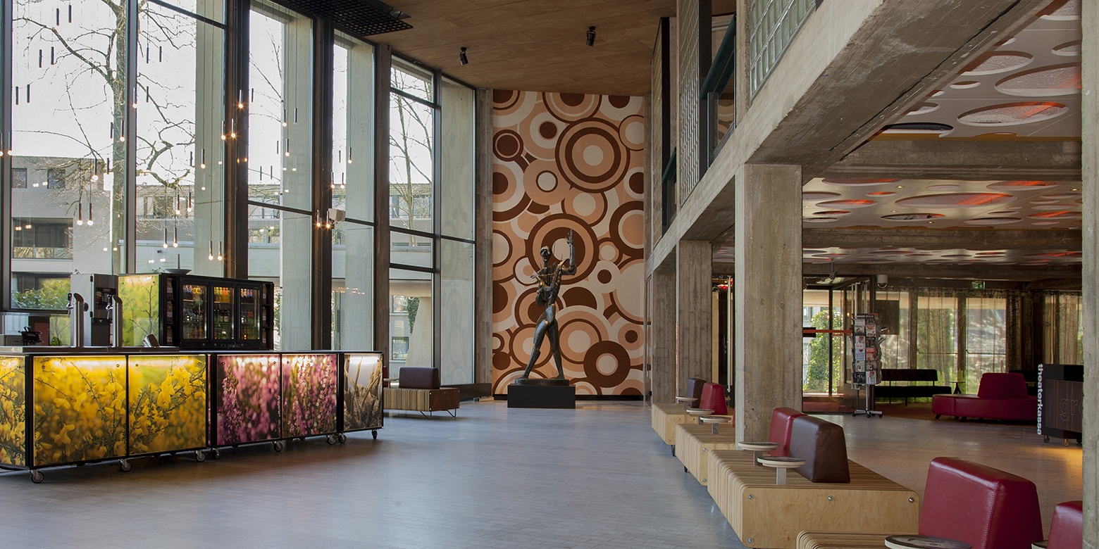 Maatschappelijk interieur van foyer en restaurant Theater Orpheus Apeldoorn