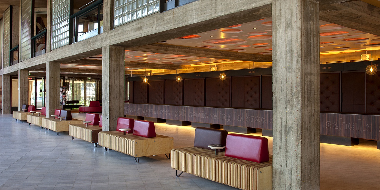 Maatschappelijk interieur van foyer en restaurant Theater Orpheus Apeldoorn