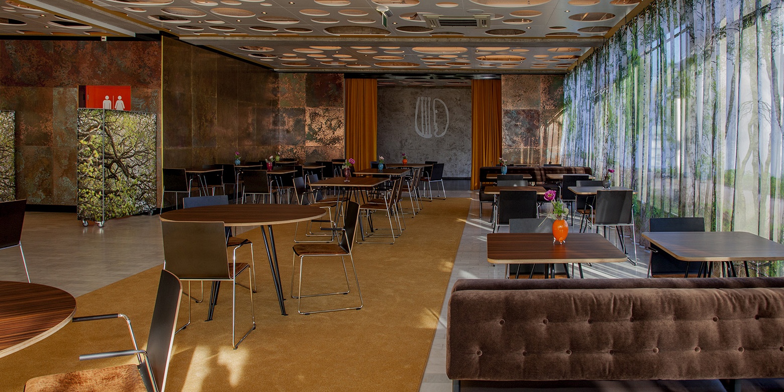 Maatschappelijk interieur van foyer en restaurant Theater Orpheus Apeldoorn