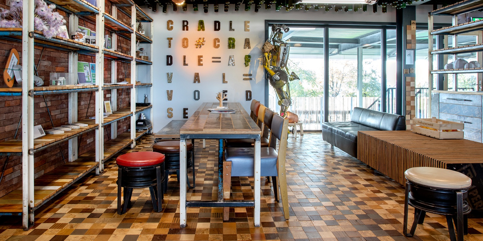 Circulair interieur van het Upcyclecentrum Almere