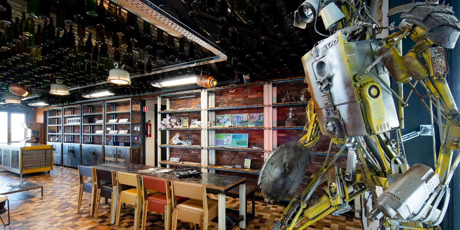Circulair interieur van het Upcyclecentrum Almere
