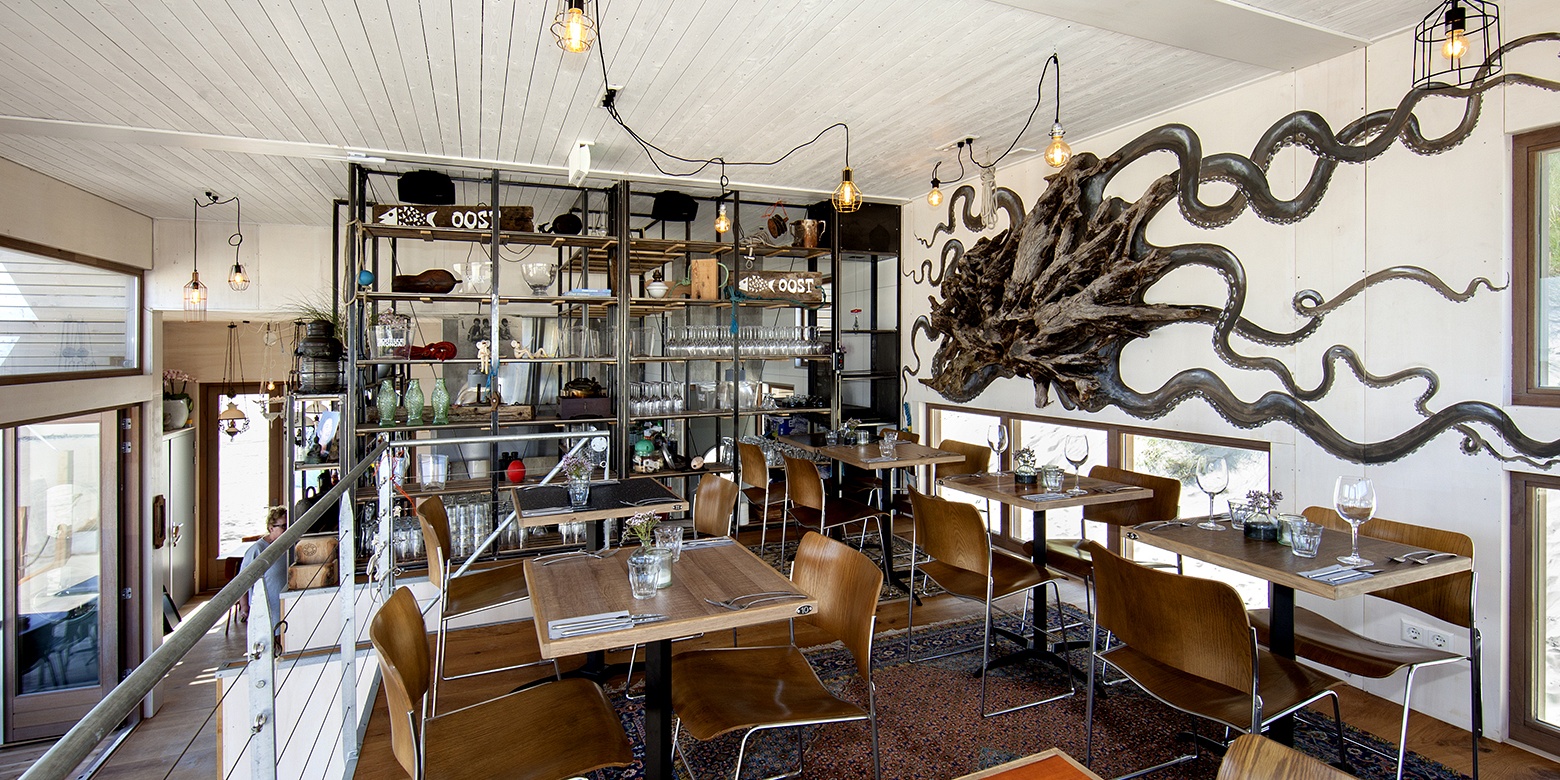 Horeca interieur van strandpaviljoen Oost Vlieland