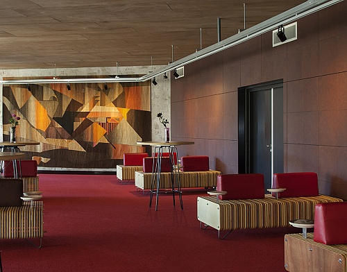 Maatschappelijk interieur van foyer en restaurant Theater Orpheus Apeldoorn