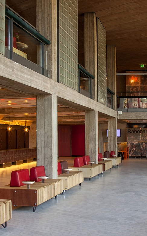 Maatschappelijk interieur van foyer en restaurant Theater Orpheus Apeldoorn