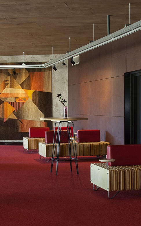 Maatschappelijk interieur van foyer en restaurant Theater Orpheus Apeldoorn