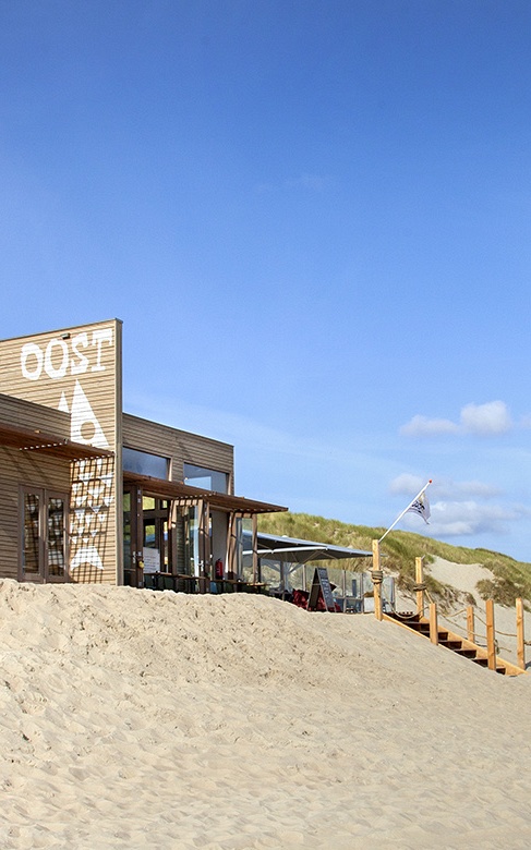 Horeca interieur van strandpaviljoen Oost Vlieland