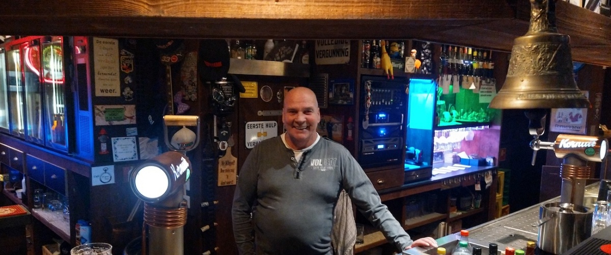 Café ff Ted in Berlicum: een donkerbruin interieur naar eigen ontwerp