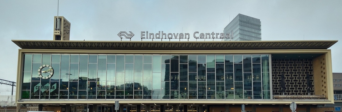 Coffeelab in Eindhoven: een interieur badend in zonlicht