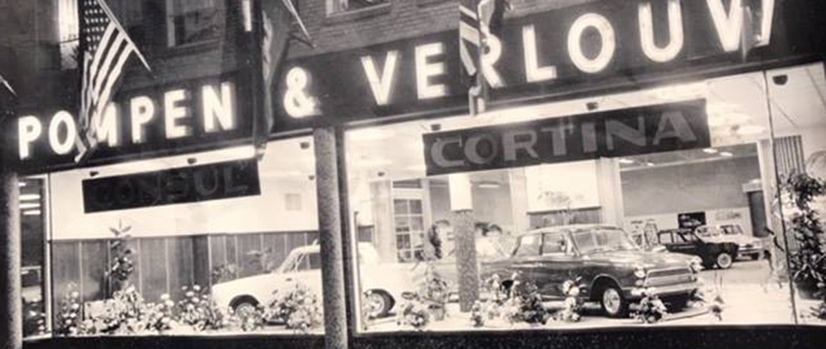 Pompen & Verlouw: Een restaurant interieur met garagedeur