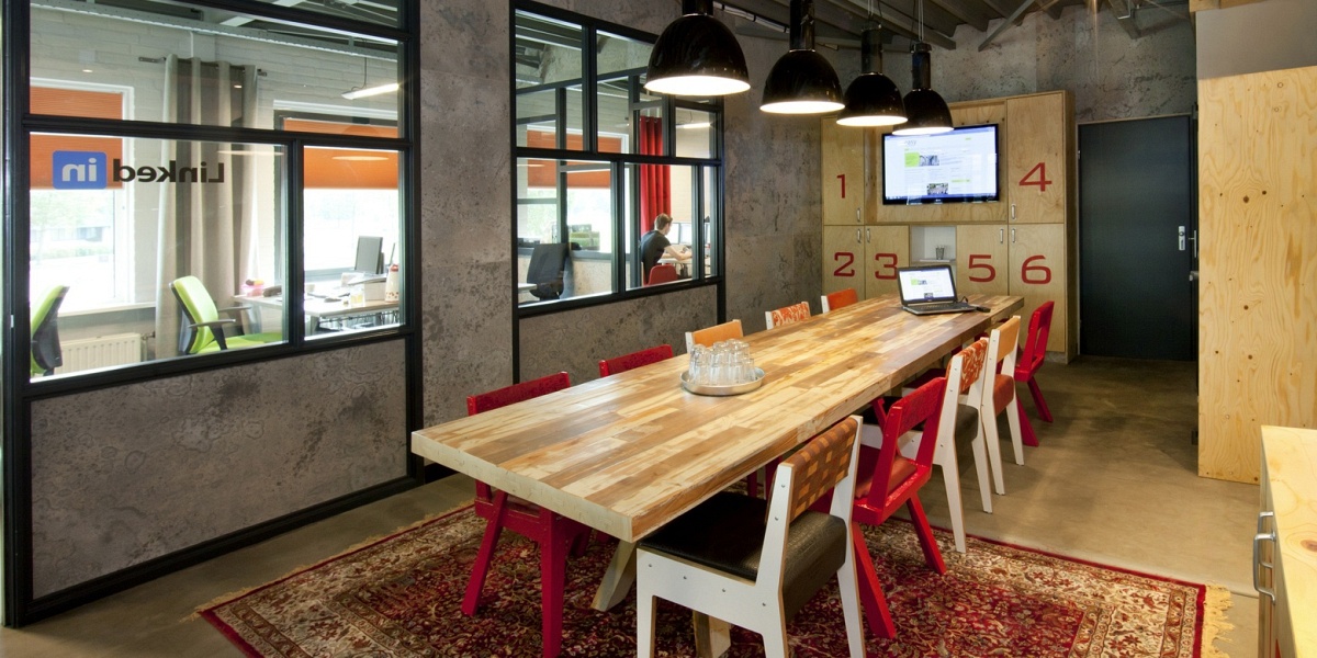 Wie laat ik mijn kantoor interieur onderhouden?