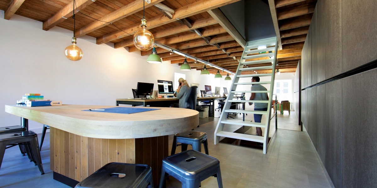 Moet ik sta of zit bureaus voor mijn kantoor inrichting kiezen?